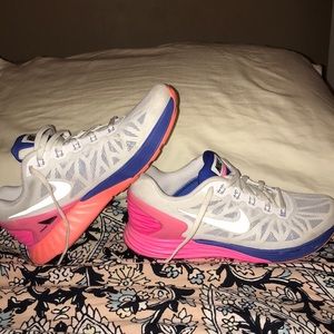 COLORED & WHITE NIKE SNEAKERS